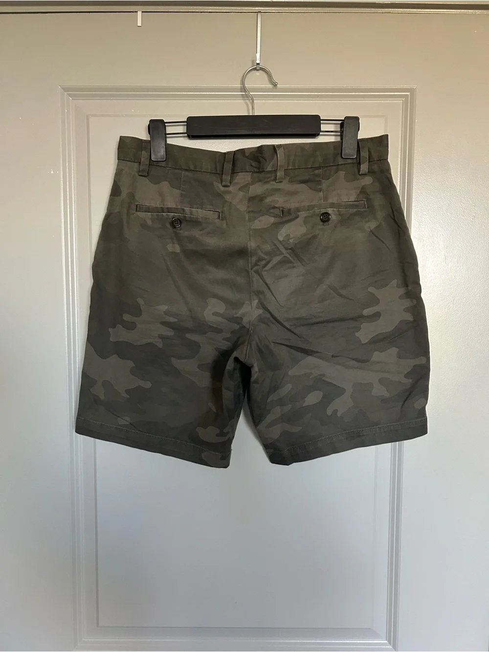 Banana Republic Men's Camo Flat-Front Aiden Shorts - Olive Green